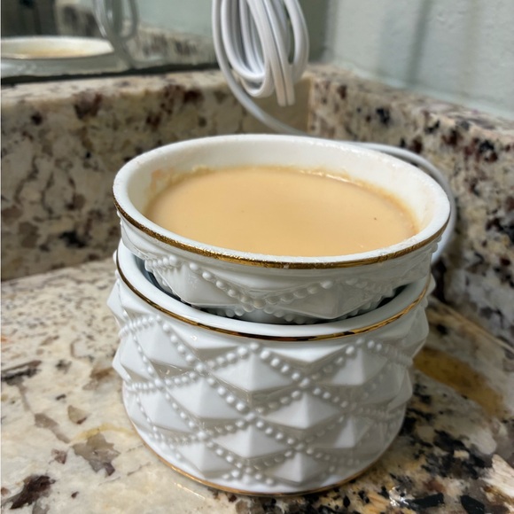 Diamond Milk Glass Warmer - Picture 1 of 2